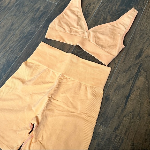 We Wore What - Seamless Biker (small) and V-Neck (medium) in Peach Cobbler - Picture 6 of 10